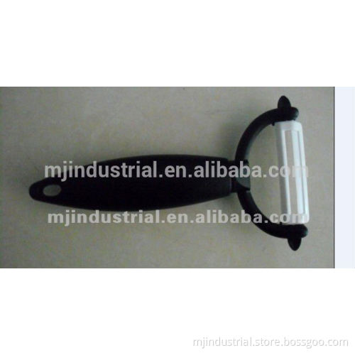 Kitchen Peeler with white ceramic cutting blade and ABS handle